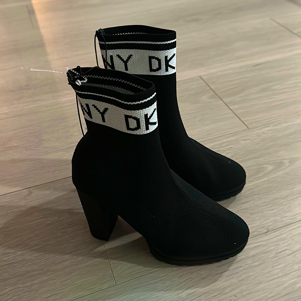 DKNY sock kind ankle boot 💗